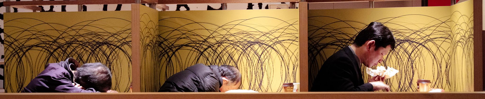 wyczerpani japończycy ucinają sobie publiczną drzemkę inemuri w tokijskim barze fot maciej stachowiak gazeta sądowa